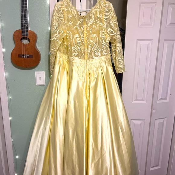 JJ’S House Yellow Puffy sleeved Dress. Prom/ homecoming - Picture 2 of 5